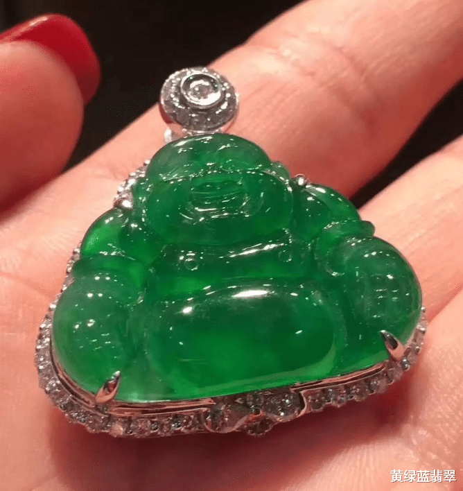 翡翠|鸡蛋大小的后江翡翠原石,开窗后色阳水绿,成品表现更是惊艳众人!