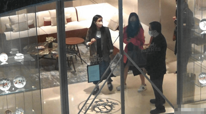 异星灾变|霍英东孙女婚后陪老公庆生，状态远不如54岁婆婆，身材发福明显