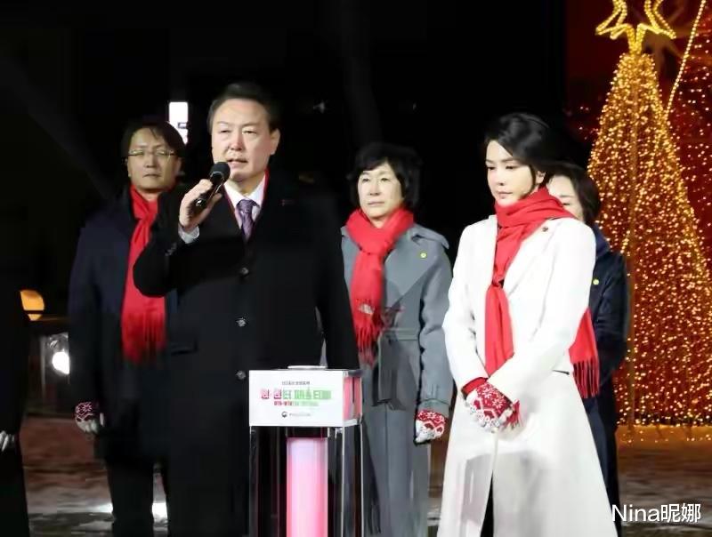 项链 韩国第一夫人过洋节！穿白色大衣扎粗马尾辫变萌妹，形象突破大变样