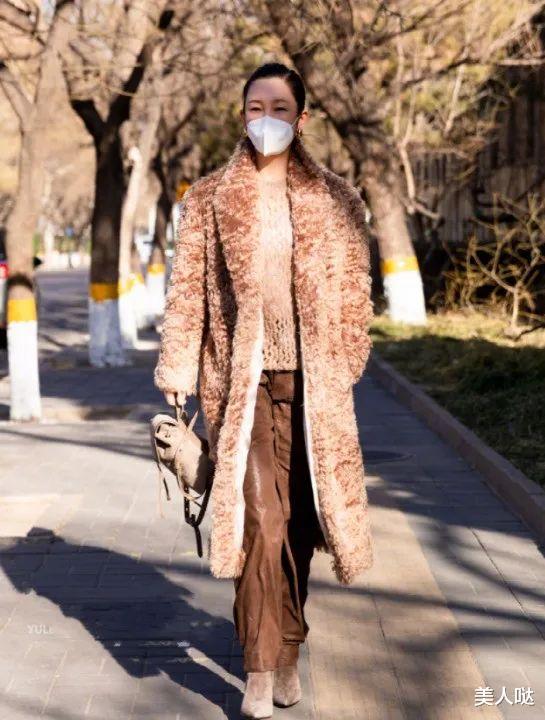 皮草|秦海璐春晚彩排太高调，穿棕色皮草配大金耳环，雍容华贵超有阔太范