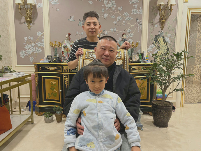 郭德纲|郭德纲迎49岁生日,徒弟花式送祝福,师徒亲疏远近一目了然