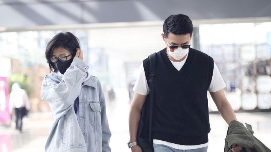 鲍蕾|陆毅鲍蕾夫妇现身机场，鲍蕾牛仔套装休闲，陆毅短袖套背心时髦！