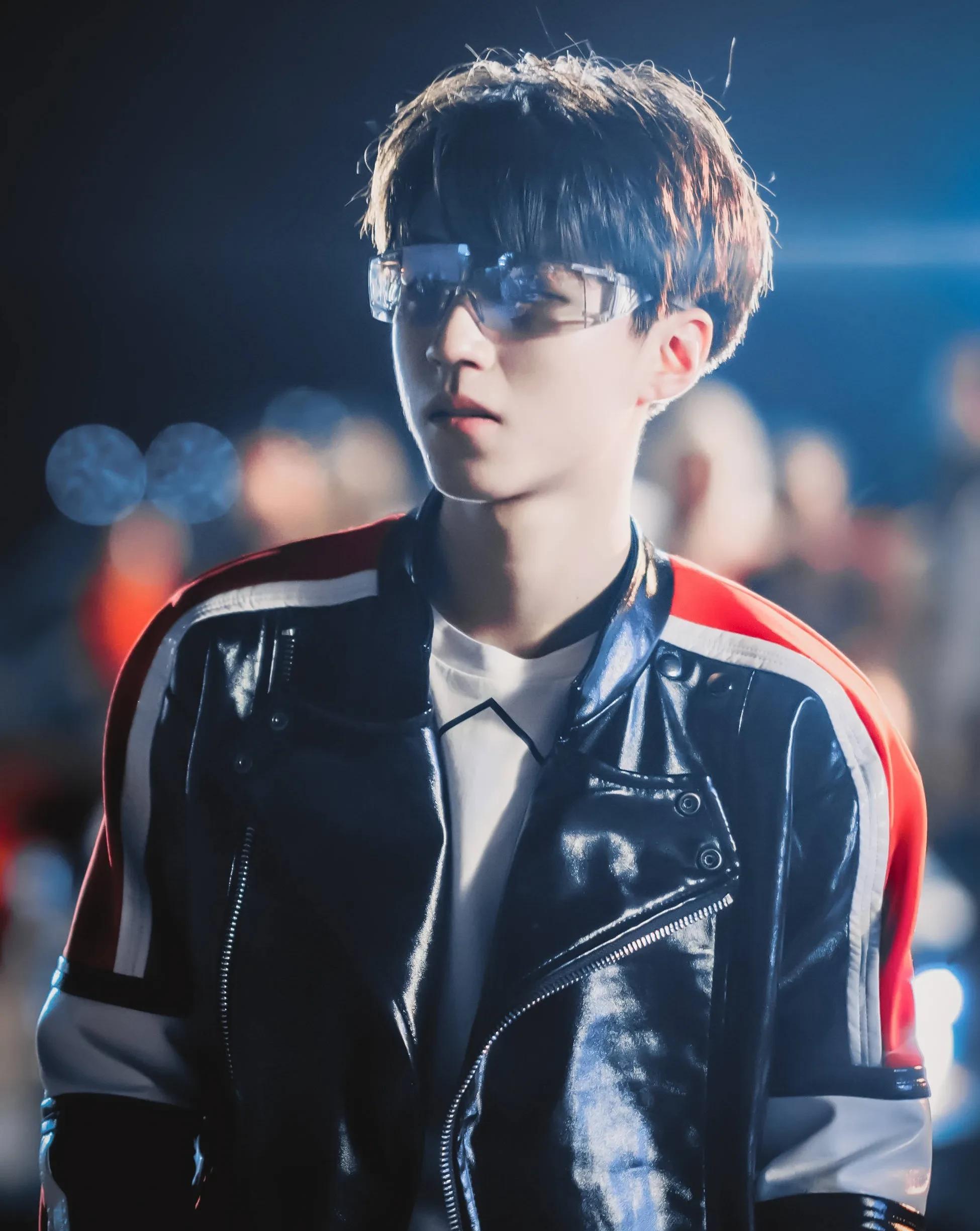 王一|男明星赛车服造型：肖战罗云熙让人惊艳，看到王一博不愧是你