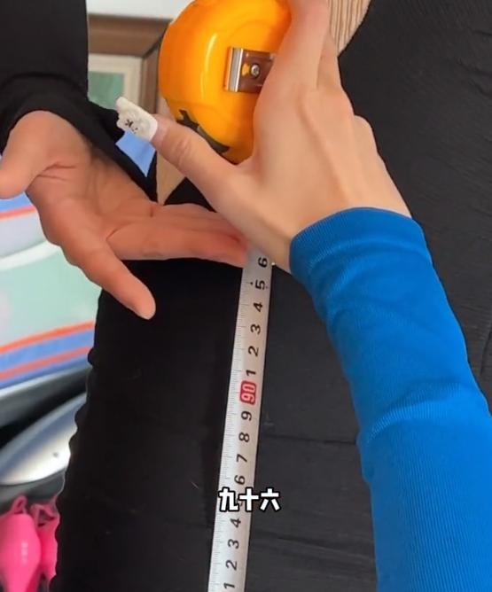 陈意礼|网红痞幼与陈意礼比腿长，两人腿部粗细差距明显，网友：自取其辱