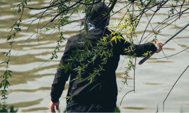 饵料|伏天到，别再匆忙去野钓！掌握4个“铁规”，大鱼追着钩子咬