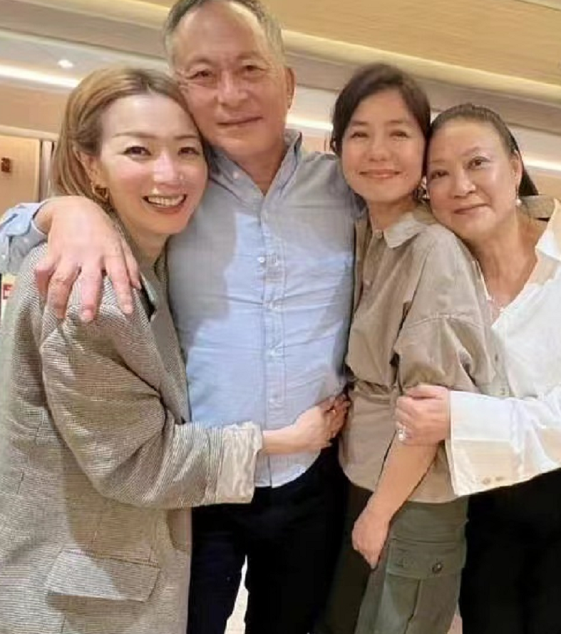 钟楚红|港圈顶流聚会！62岁钟楚红穿衬衫站C位美貌开挂，古天乐黑皮抢眼