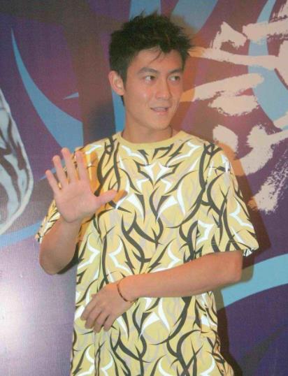 陈冠希|陈冠希活动近照流出，西装配牛仔裤依然痞帅，但脸上皱纹很显憔悴