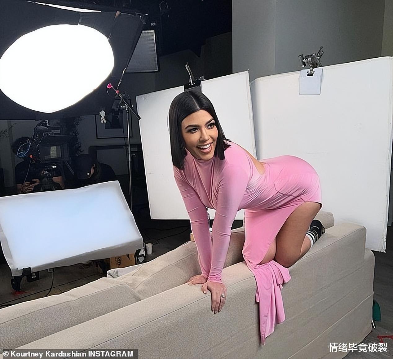 金·卡戴珊|43岁卡戴珊大姐跪趴沙发，“虎背”上拔罐印抢镜，肉乎乎后更自信