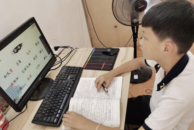 小学生把课本当课堂笔记，家长直呼清华有望，看到评论心凉了半截