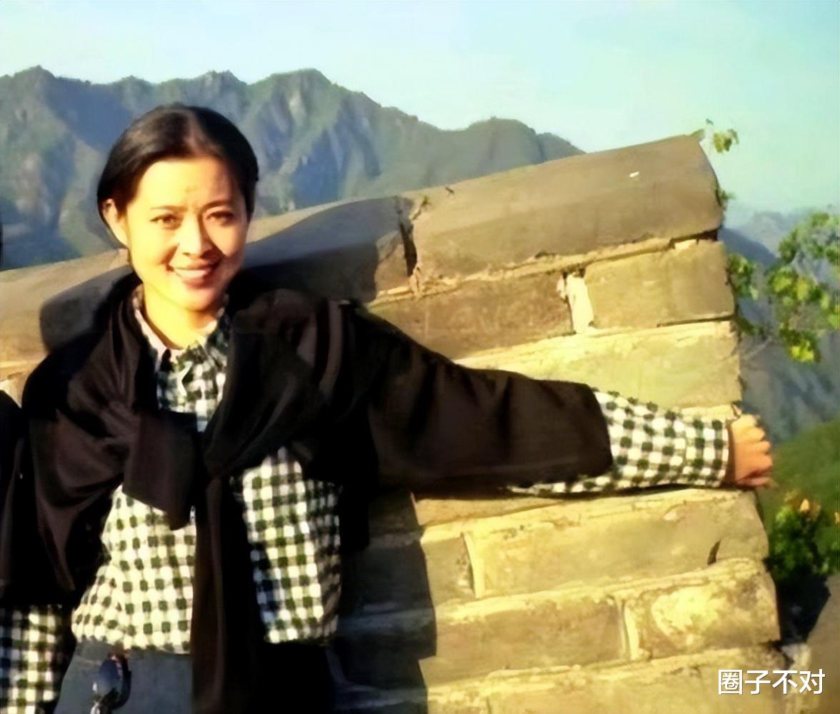 倪萍|倪萍:三婚两次失败,为救儿子给冯小刚下跪,46岁嫁导演终获幸福