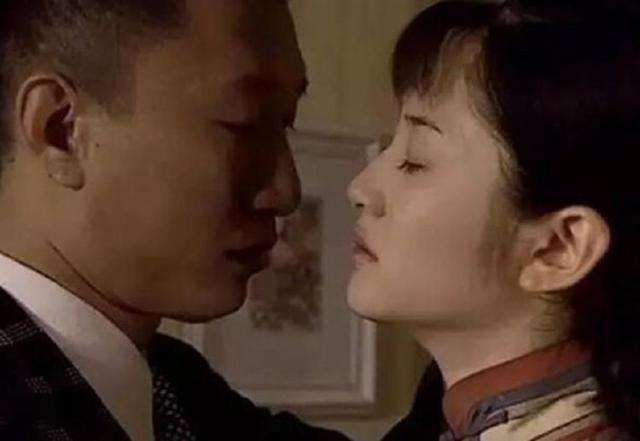 李小冉|李小冉《无人驾驶》拍吻戏,刘烨从后面抱住他,丝毫没有在乎碰到不该碰到的地方。