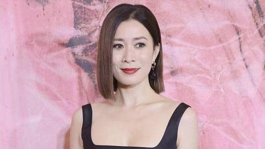 连衣裙 佘诗曼哪里像75年的人？穿黑色印花连衣裙配短发，比25岁时更美
