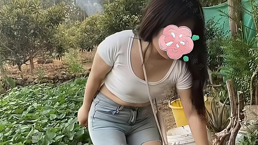 女子特意穿上露脐装，准备出去约会，没想到被母亲拉到地里干农活