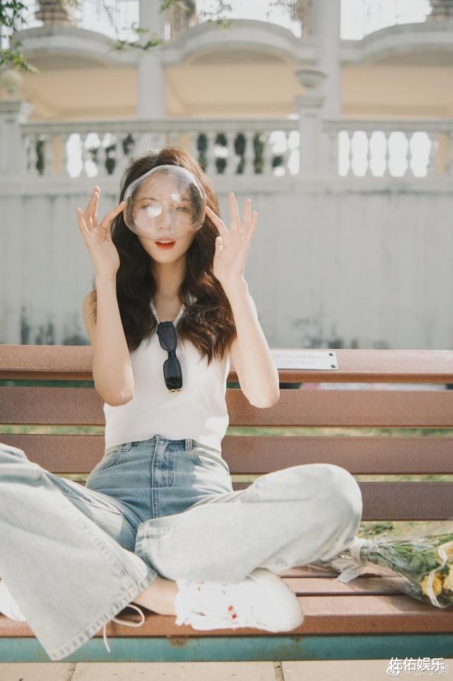 张予曦|张予曦穿搭简约美如初恋,身材纤细惹人羡,脚踩板凳引争议