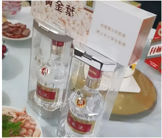 浙江杭州,男子请人去饭店吃饭,点了2瓶五粮液