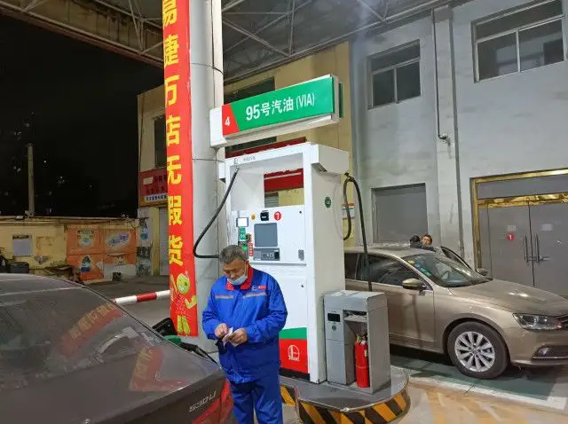 加完油进了派出所,男子要求加油站道歉,负责人:给你80元就行了