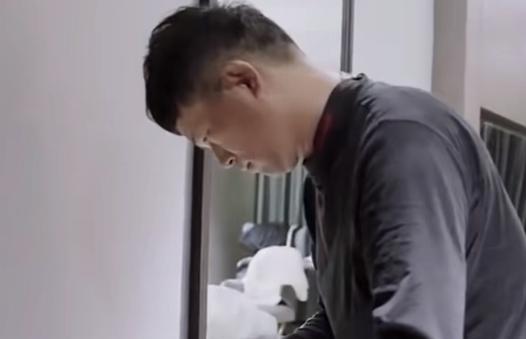 针灸|钓鱼人还要不要玩长竿，邓刚因伤宣布退赛，刘松松一脸销魂做针灸