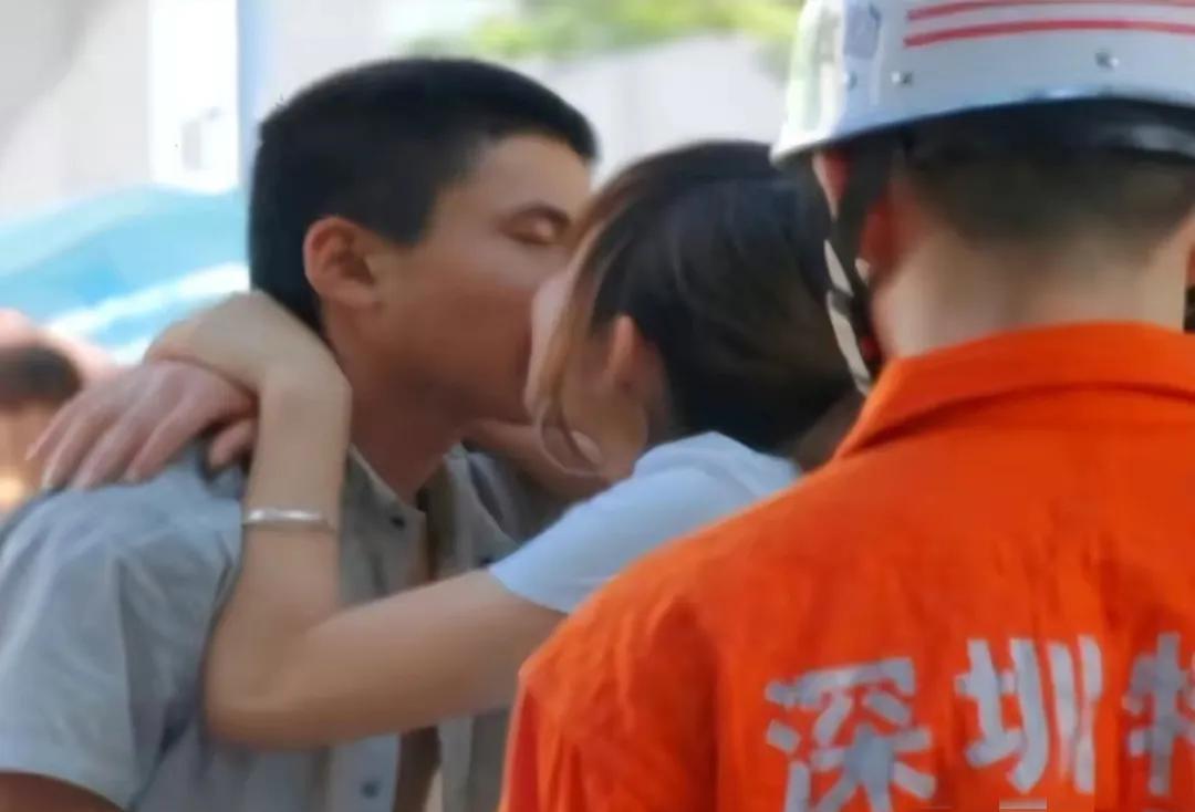 2011年,16岁男孩跳桥,安徽19岁女孩一吻救人,真相大白后被赞扬