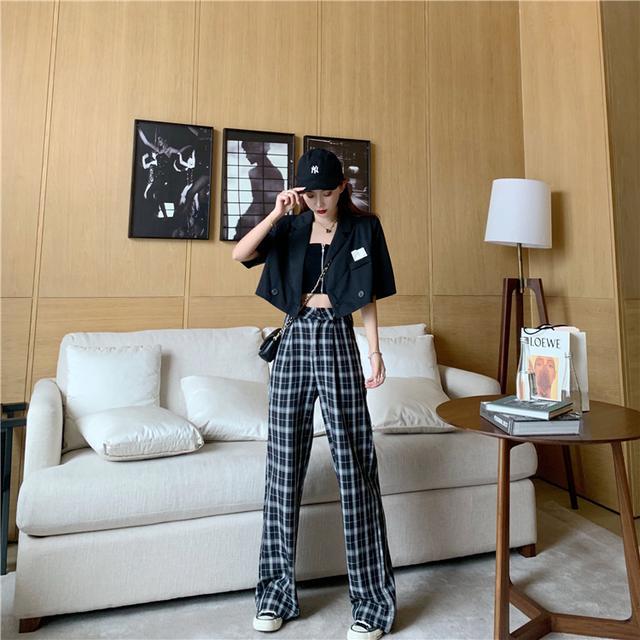 比裙子更百搭,比短裤更适合,“格子裤”是今年的时尚秘诀