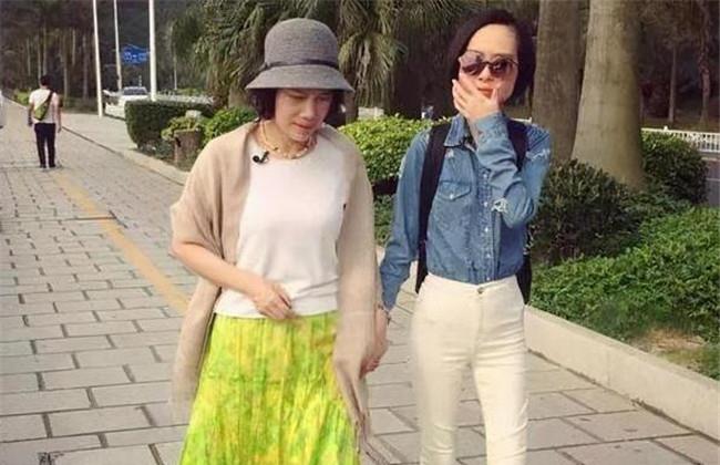 董明珠|董明珠向鲁豫炫耀自己的裙子，当听到价格后，鲁豫脸上笑容消失了