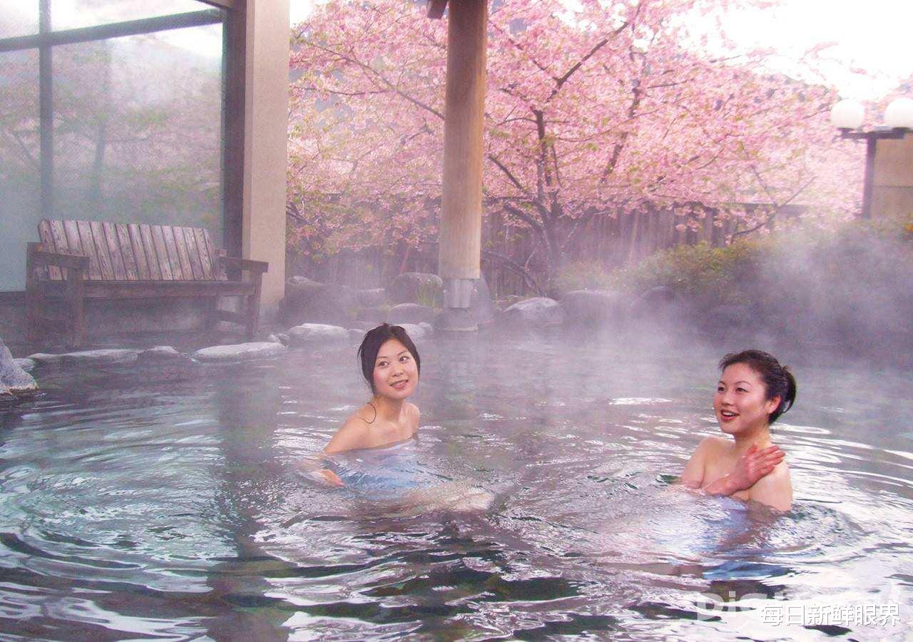|泡温泉能理解，男女混浴也可以接受，游客：规定不准穿衣过分了吧