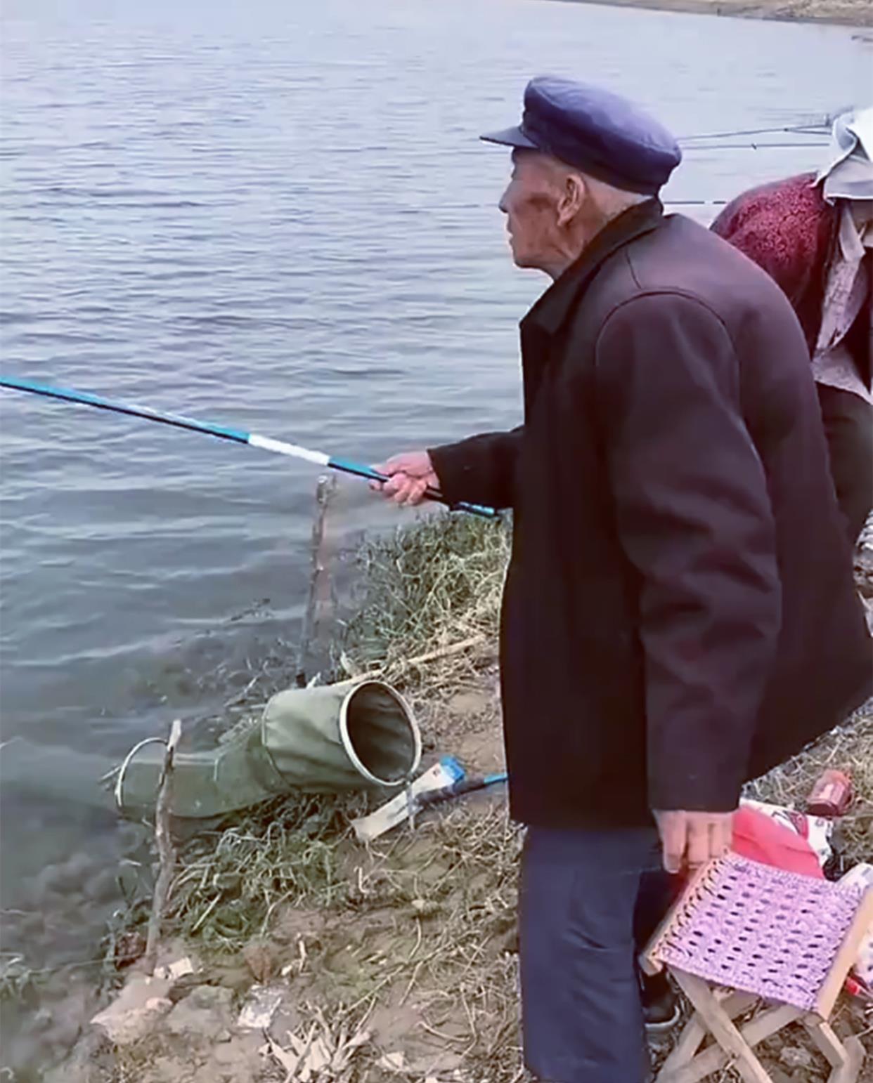 饵料|钓鱼界的“神雕侠侣”!八旬老夫妻结伴钓鱼,网友:最浪漫的事