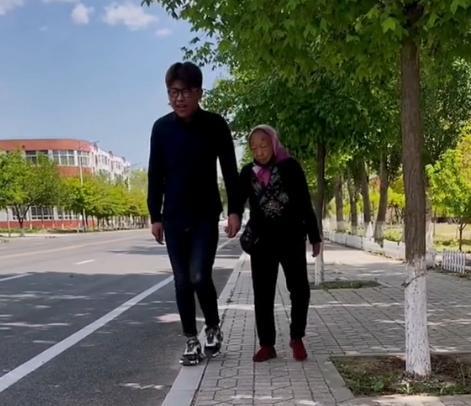 社会养老|85岁马玉琴身体欠佳，与孙子逛公园迈不动步，走几步就坐下休息