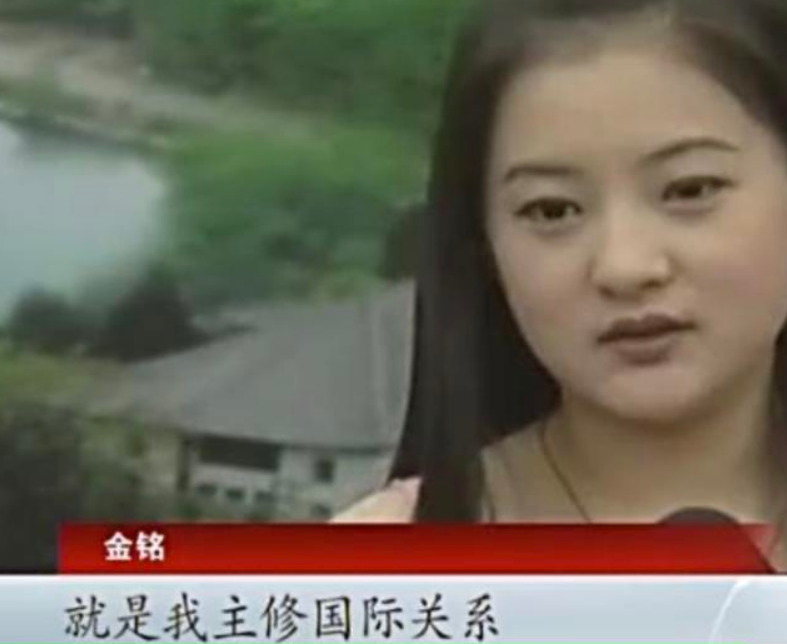 金铭|“小婉君”都已经40岁了,一头短发干练利索,不婚不生活得潇洒