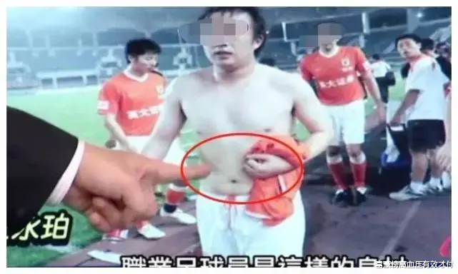 男足|继“白切鸡”后，球迷晒惊人健腿媲美施瓦辛格，男足“嫩腿”遭非议，女球迷围观