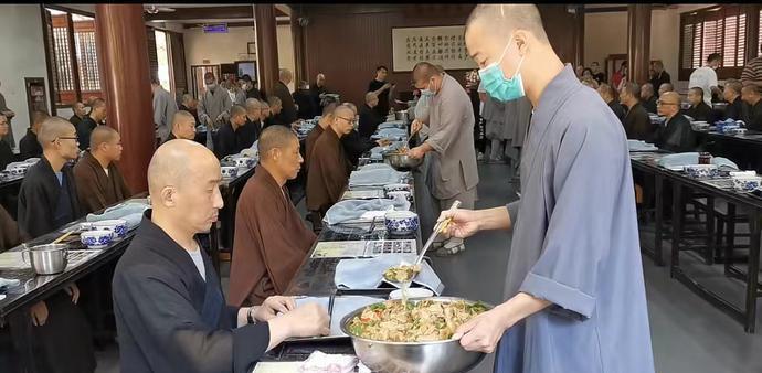 江疏影|1张广州某寺庙“逆天”工资单爆火,撕开了当下社会病态的遮羞布