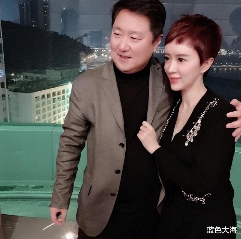 金巧巧|“孔雀公主”金巧巧:嫁入豪门后和丈夫人前恩爱,人后各玩各的