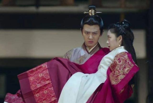 硅胶|拉不开弓，硅胶假身材，连女主都抱不动，圈内男星的阳刚之气去哪了？