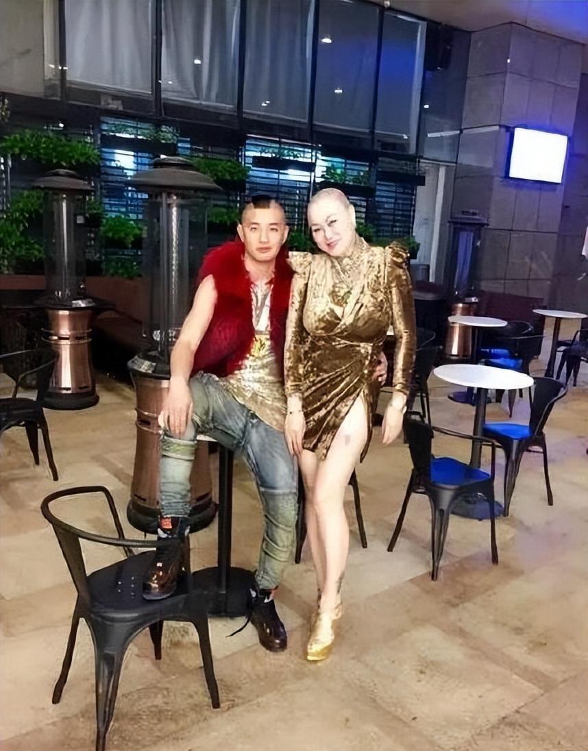 短视频|2019年,江浙女富婆公开征婚,称结婚送宾利豪车,后来怎么样了?