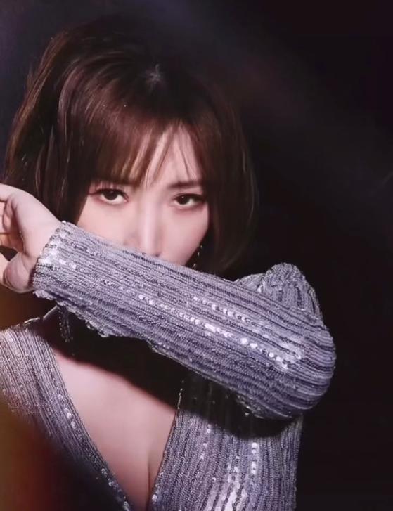 柳岩|经纪人酒店给柳岩拍照,摆pose神秘撩人,久未露脸仍风韵犹存!