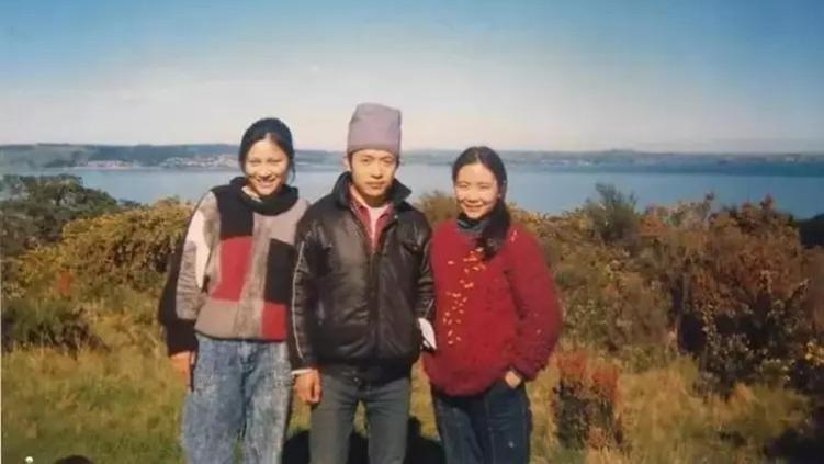 天才诗人顾城：让妻子闺蜜“两女共侍一夫”，遭遇背叛后杀妻上吊