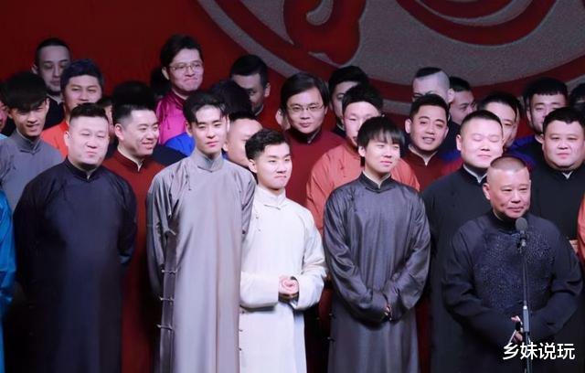 周星驰|郭德纲：家里奢华装修像暴发户？师徒聚餐，合影站位暴露他更受谁