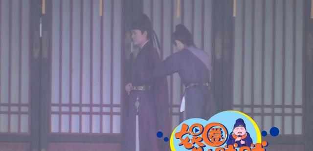 冯绍峰|冯绍峰新剧被吐槽与彭小苒像父女现身片场与工作人员热聊