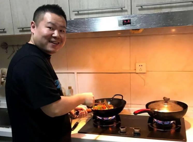 岳云鹏|岳云鹏发迹后，对在农村的弟弟说：我给你三条路！你选一个