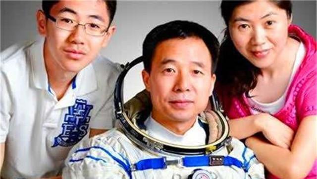 景海鹏：中国唯一一位三次登上太空的人，妻子子女如今何在？