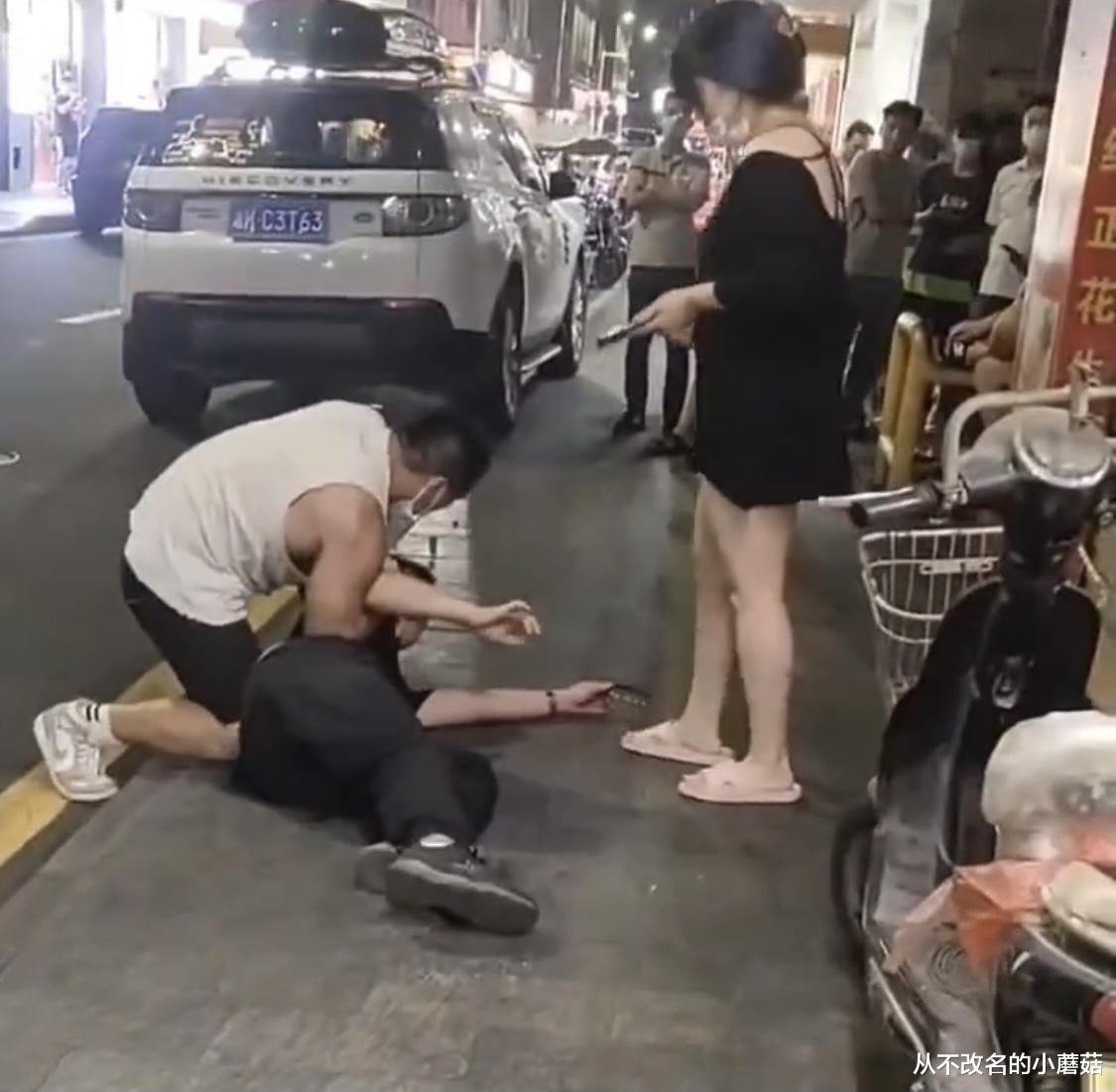 太过分,女子怀疑自己被偷拍,带着男友当街抢手机、打人