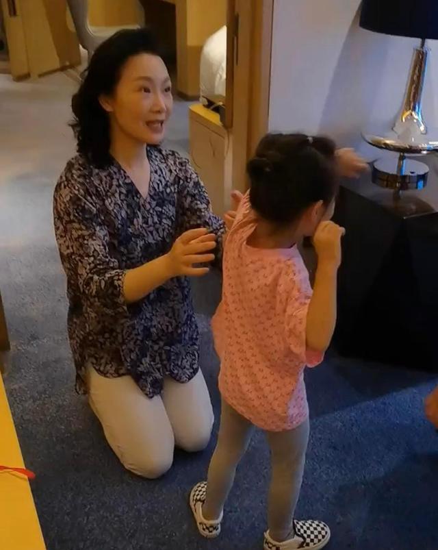 吕薇|歌唱家吕薇：男友去世后，感情生活成谜，如今50岁晒三胞胎引猜测