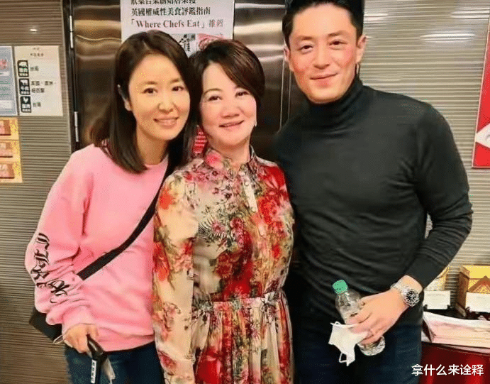 林心如|林心如带丈夫吃日料,穿粉色卫衣太加分,霍建华身材发福变大叔