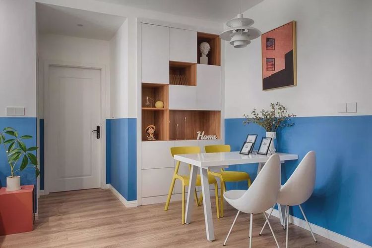 86㎡两室，蓝白拼接墙面，从客厅美到卧室，床桌一体省空间