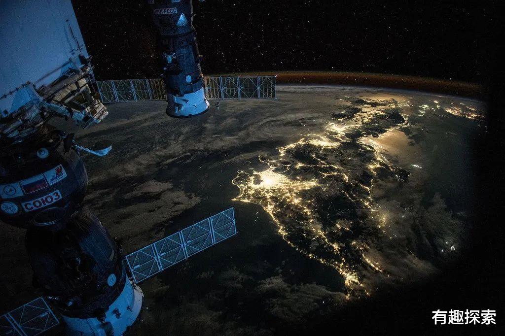 空间站宇航员巧拍南亚夜景,四大非凡景观,两道蓝色亮光引人注目
