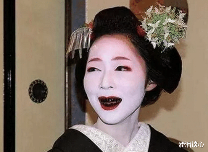 日本女子“新婚之夜”,涂黑牙还剃光眉毛,网友:还好没出生在那