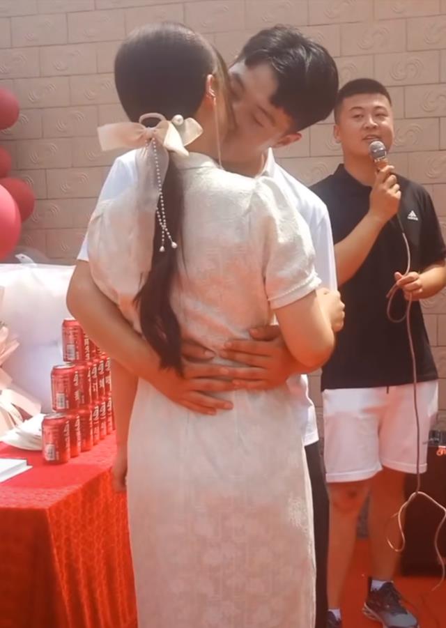 新人太害羞不会拥抱,大妈手把手教学,网友:一看就是相亲认识的
