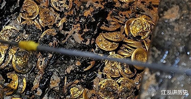 上世纪90年代,一位农民劈柴找到了藏金洞:带着两块金砖去银行换钱,结果当场被捕