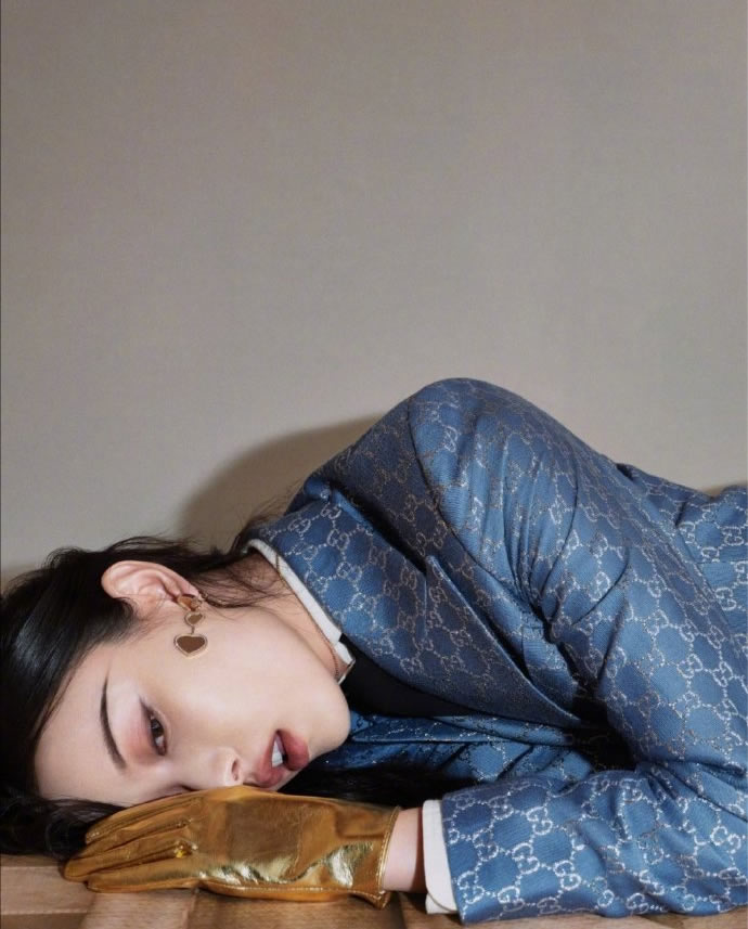 倪妮|倪妮气质绝了，皮粉色西装帅气知性，白色红苹果印花短袖清新甜美