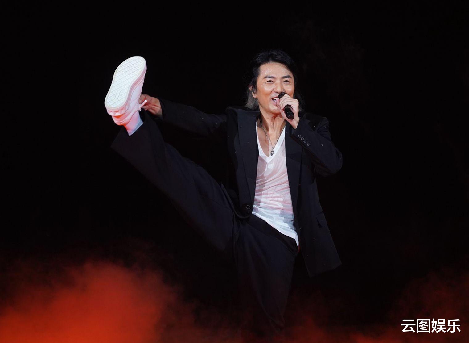 郑伊健|郑伊健开演唱会，舒淇携老公冯德伦现身支持，挥舞荧光棒表现激动