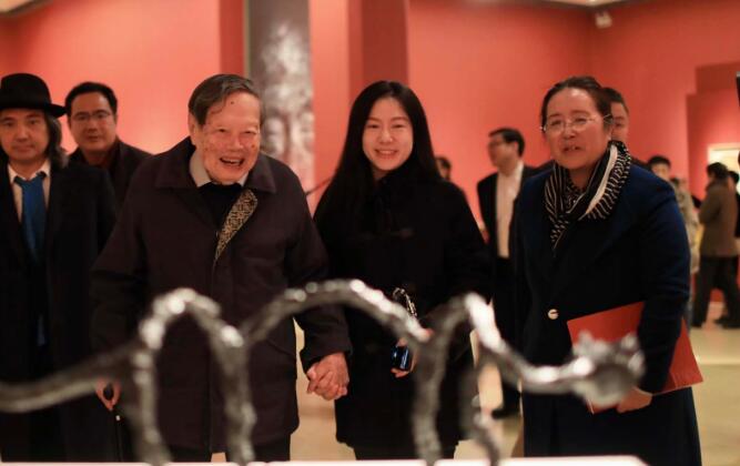 杨振宁|?101岁杨振宁疑病危!躺病床上动弹不得,小54岁娇妻翁帆辛苦照料!